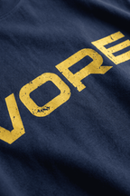 Detalle del estampado de la camiseta oversize VORE 26 azul marino