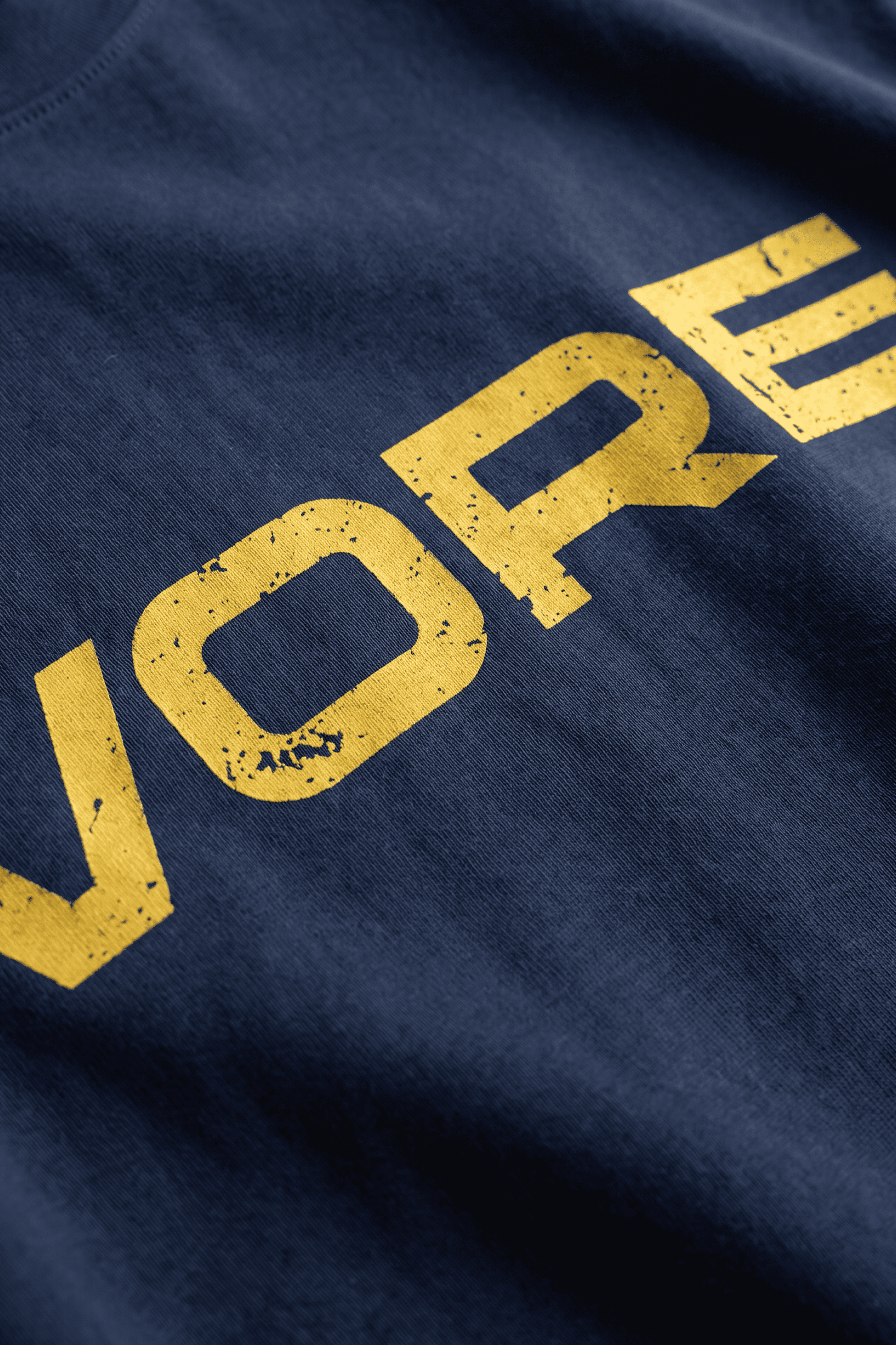 Detalle del estampado de la camiseta oversize VORE 26 azul marino