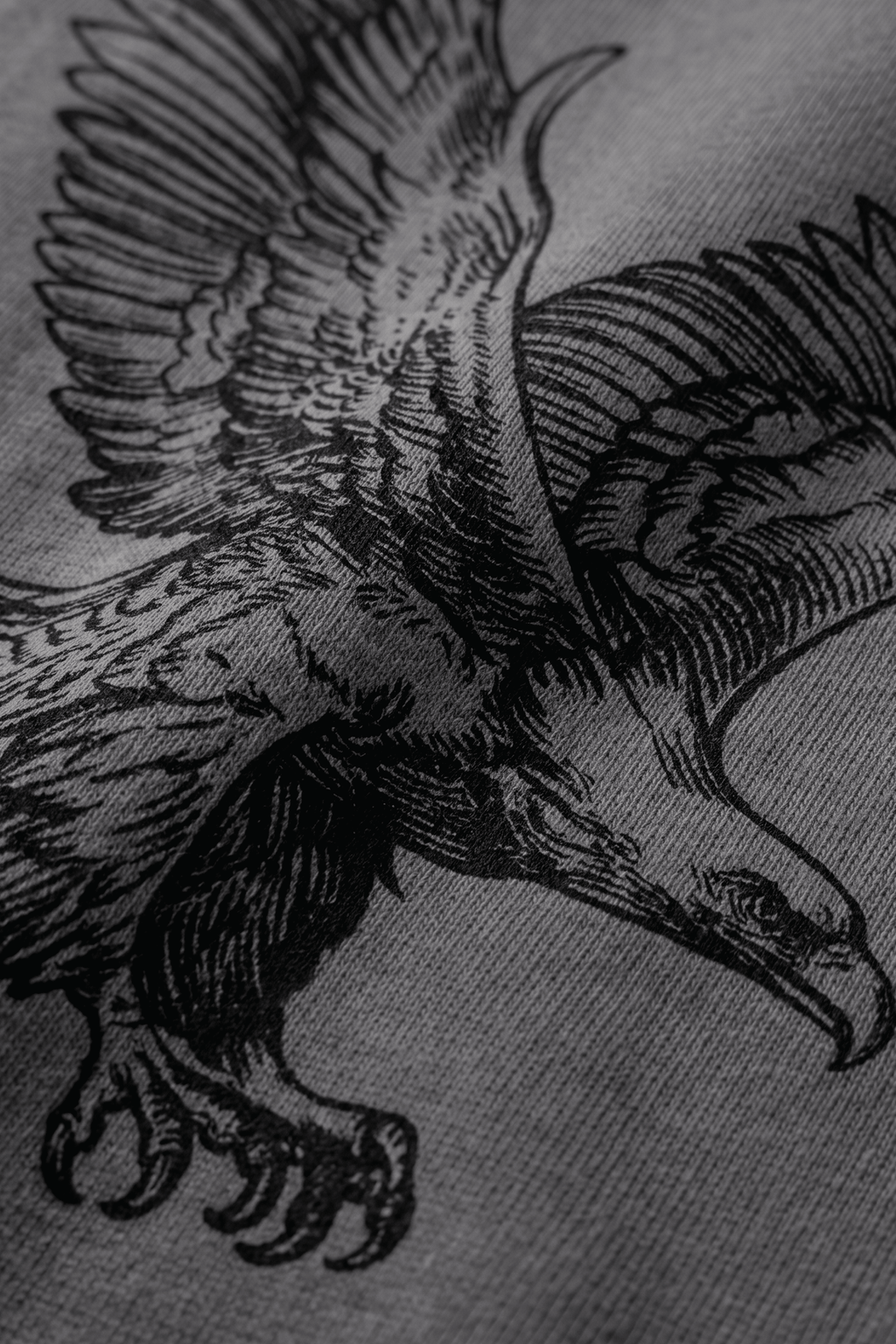 Detalle del gráfico de águila de la camiseta oversize VORE gris