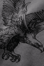 Detalle del gráfico de águila de la camiseta oversize VORE gris