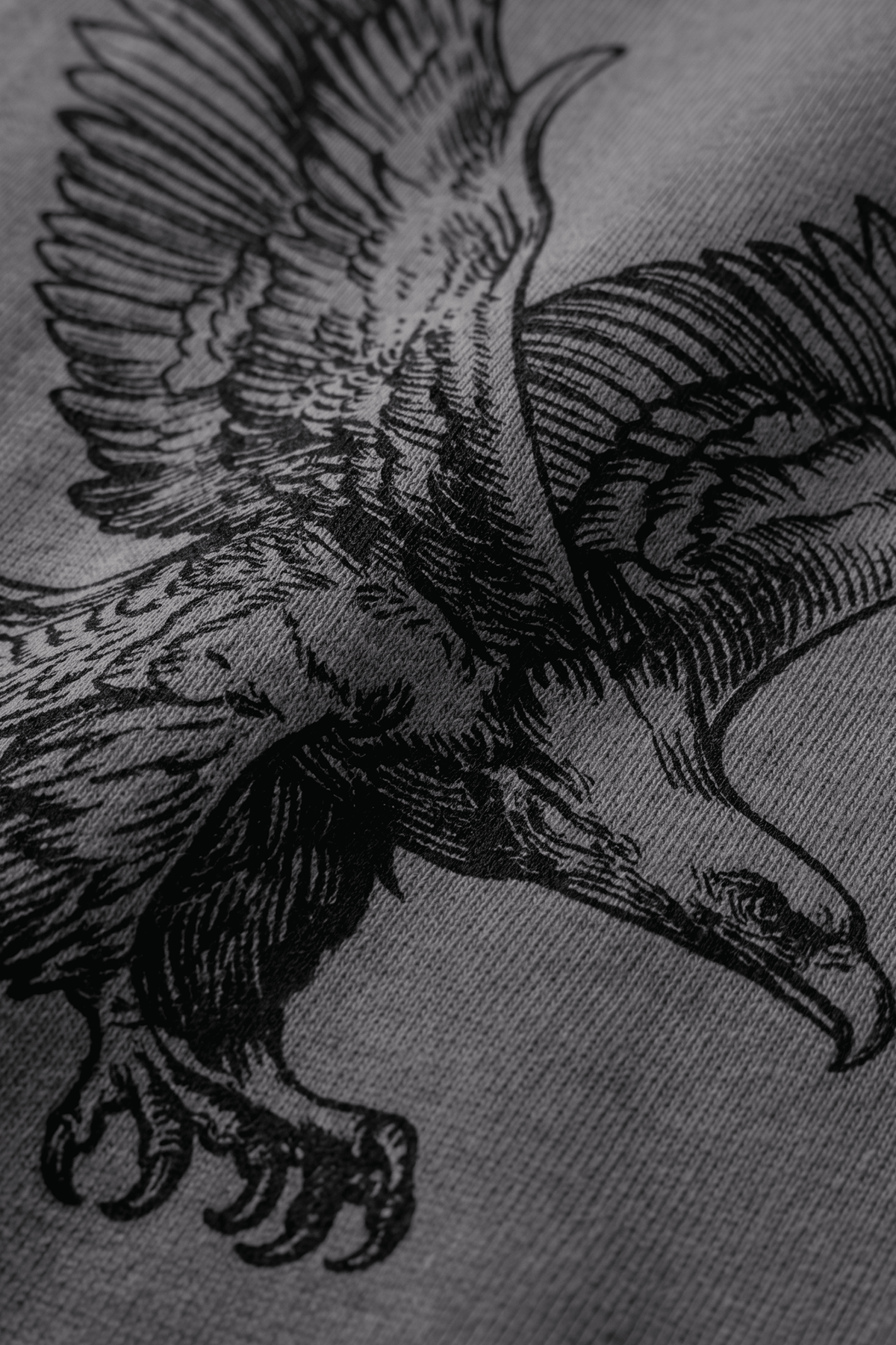 Detalle del gráfico de águila de la camiseta oversize VORE gris
